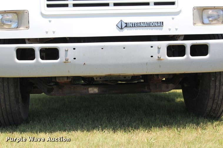 image for item L1967 2001 International 4900 asphalt patch truck