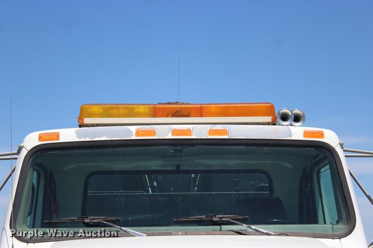 image for item L1967 2001 International 4900 asphalt patch truck