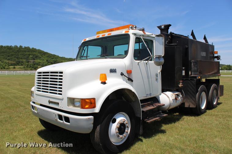 image for item L1967 2001 International 4900 asphalt patch truck