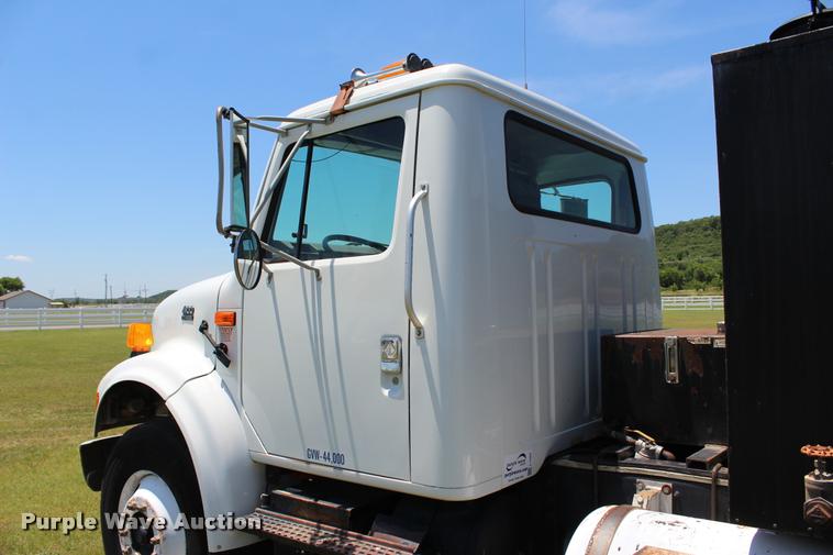 image for item L1967 2001 International 4900 asphalt patch truck