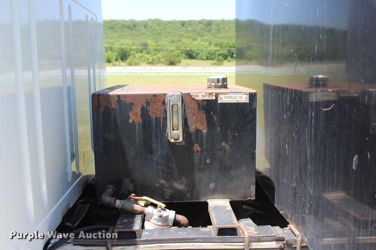 image for item L1967 2001 International 4900 asphalt patch truck