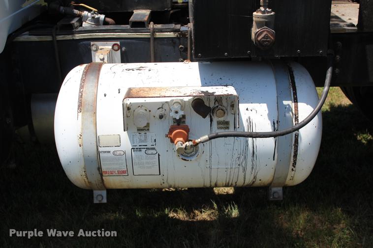 image for item L1967 2001 International 4900 asphalt patch truck