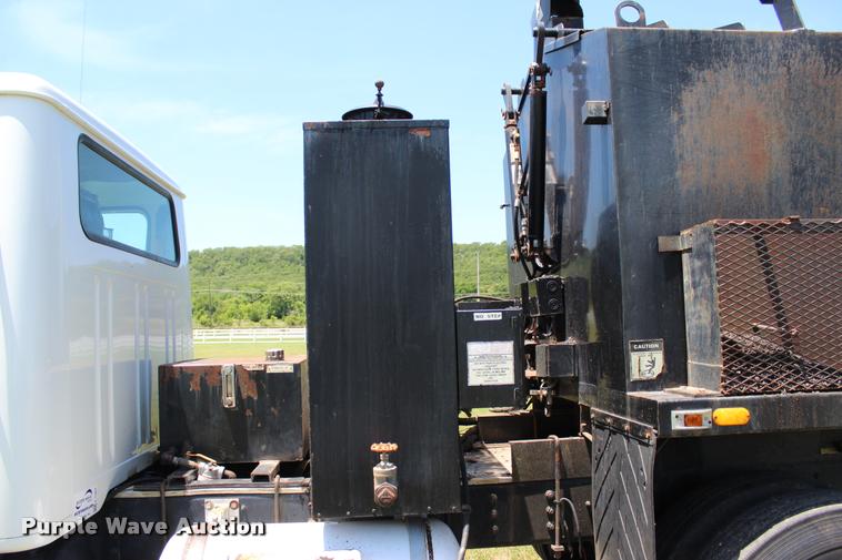image for item L1967 2001 International 4900 asphalt patch truck