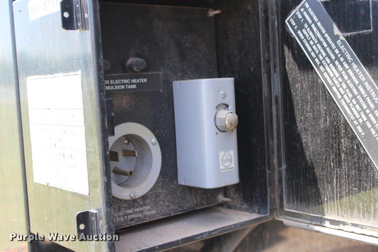 image for item L1967 2001 International 4900 asphalt patch truck