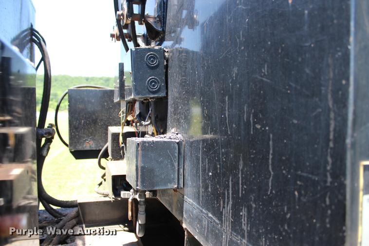 image for item L1967 2001 International 4900 asphalt patch truck