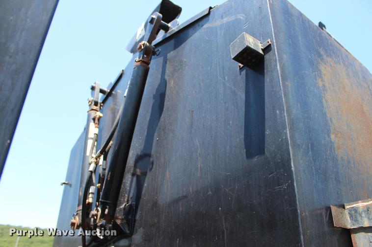 image for item L1967 2001 International 4900 asphalt patch truck