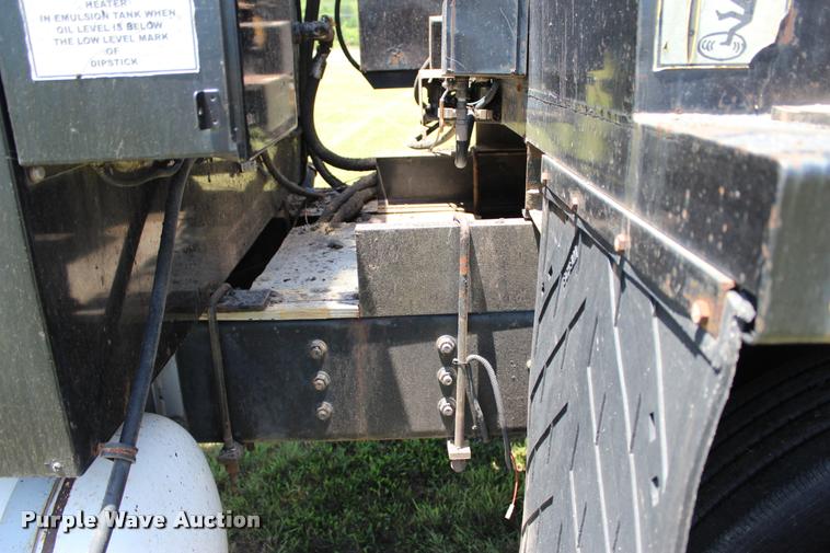 image for item L1967 2001 International 4900 asphalt patch truck