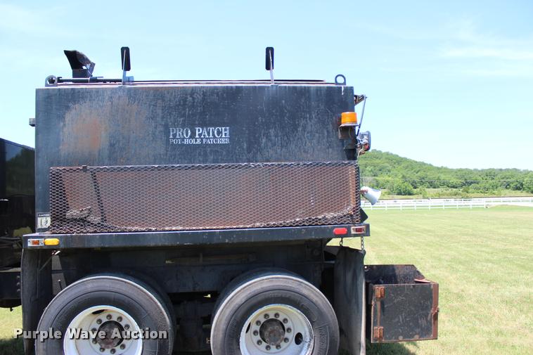 image for item L1967 2001 International 4900 asphalt patch truck