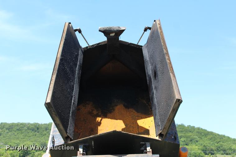 image for item L1967 2001 International 4900 asphalt patch truck