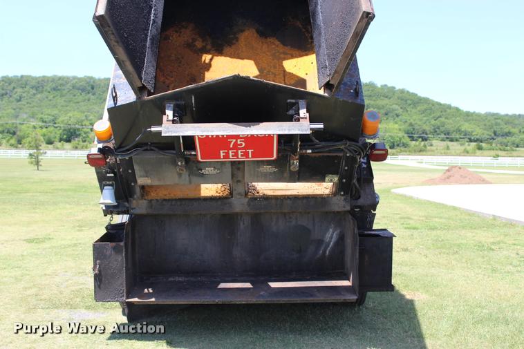 image for item L1967 2001 International 4900 asphalt patch truck