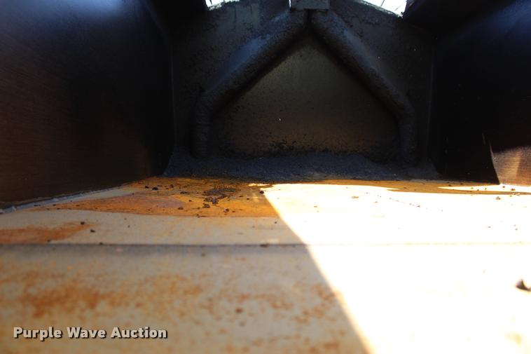 image for item L1967 2001 International 4900 asphalt patch truck