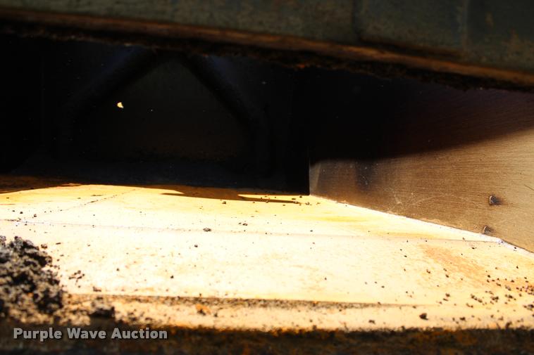 image for item L1967 2001 International 4900 asphalt patch truck