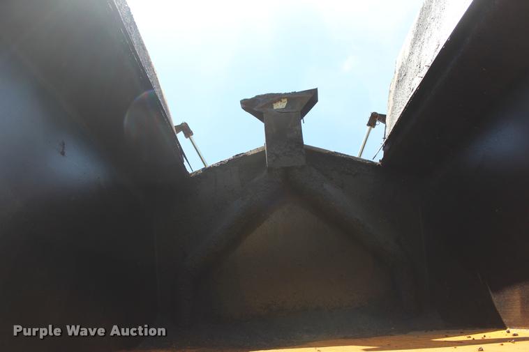 image for item L1967 2001 International 4900 asphalt patch truck