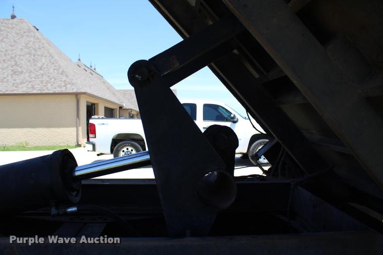 image for item L1967 2001 International 4900 asphalt patch truck