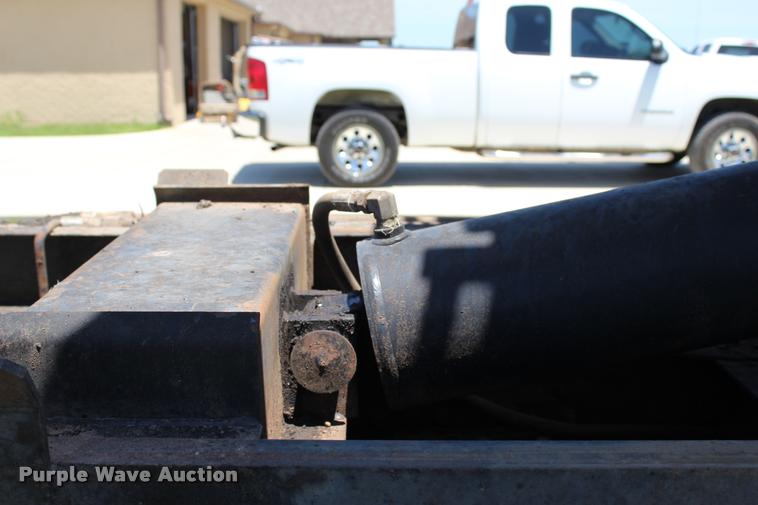 image for item L1967 2001 International 4900 asphalt patch truck