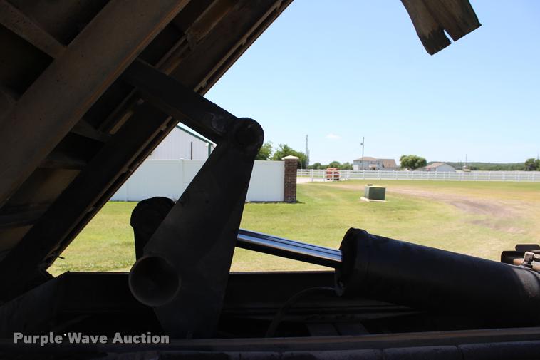 image for item L1967 2001 International 4900 asphalt patch truck