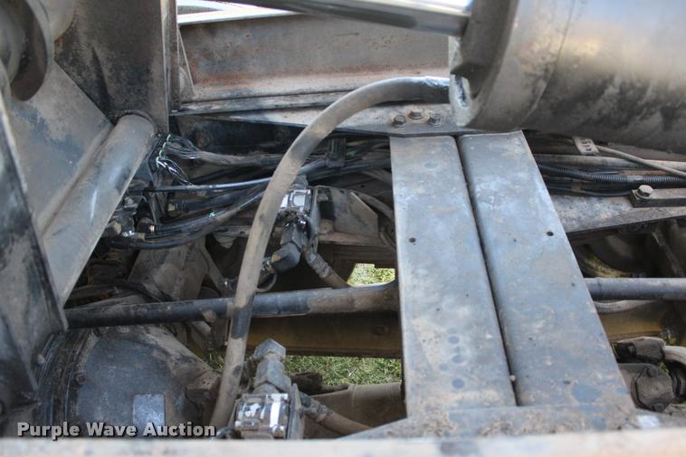 image for item L1967 2001 International 4900 asphalt patch truck