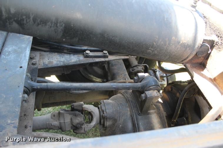 image for item L1967 2001 International 4900 asphalt patch truck