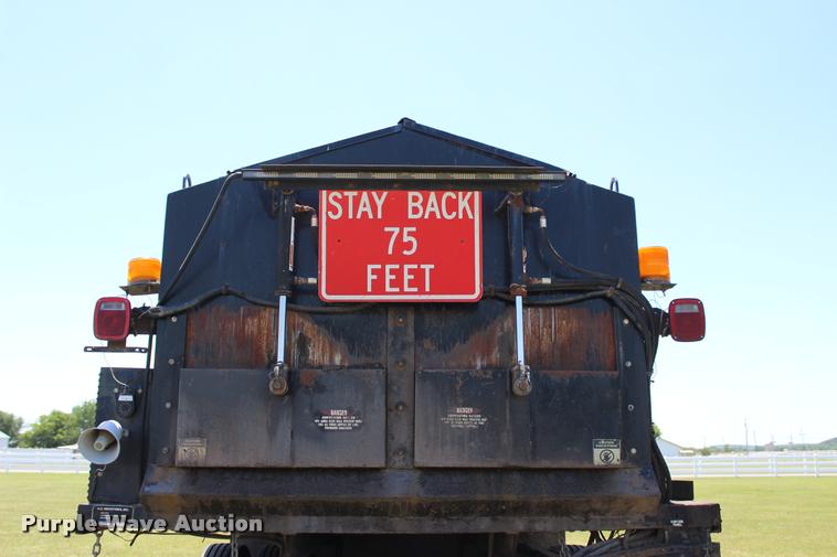 image for item L1967 2001 International 4900 asphalt patch truck