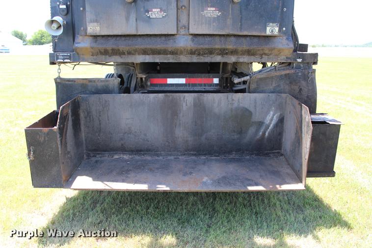 image for item L1967 2001 International 4900 asphalt patch truck