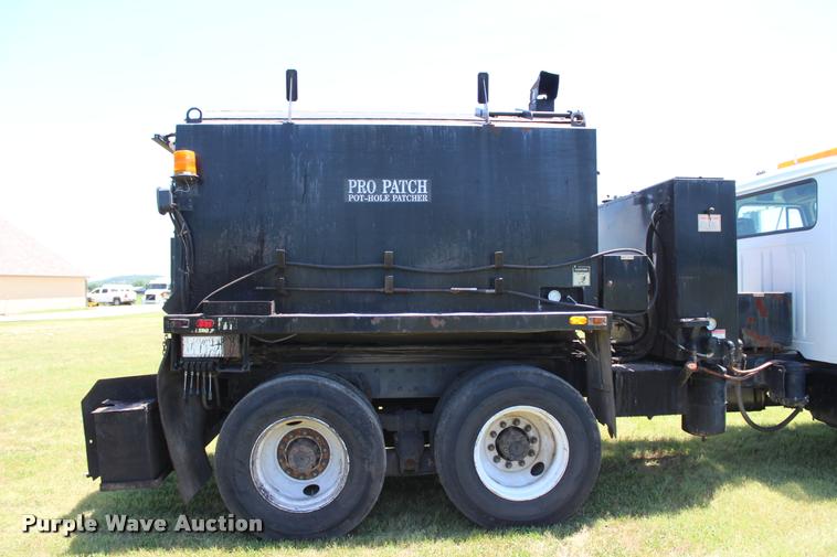image for item L1967 2001 International 4900 asphalt patch truck