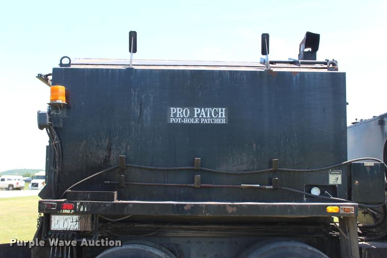 image for item L1967 2001 International 4900 asphalt patch truck