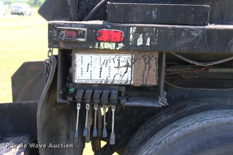 image for item L1967 2001 International 4900 asphalt patch truck