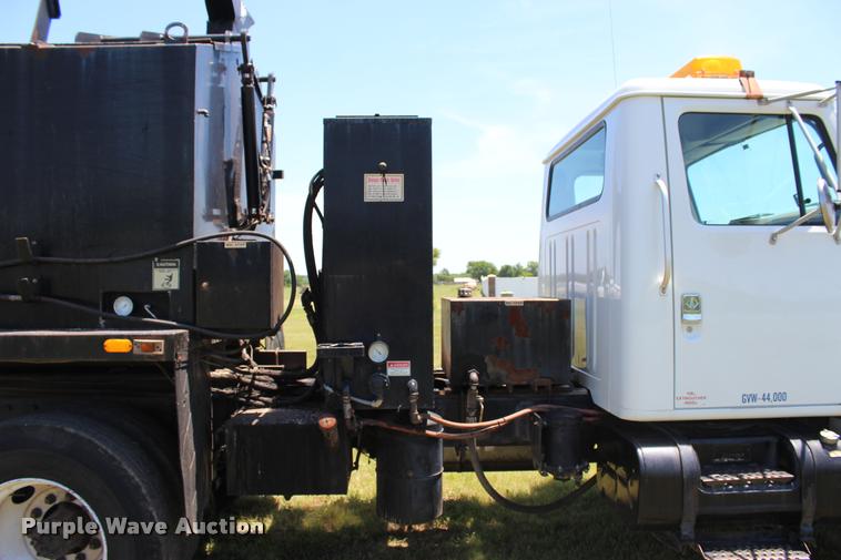 image for item L1967 2001 International 4900 asphalt patch truck