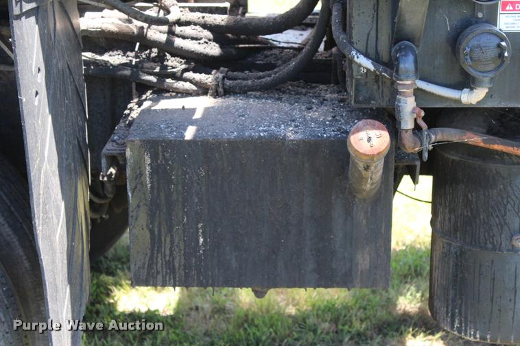 image for item L1967 2001 International 4900 asphalt patch truck