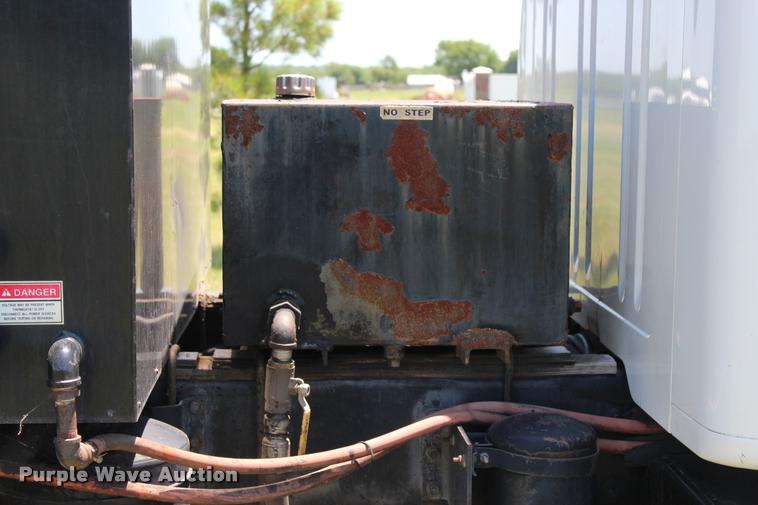 image for item L1967 2001 International 4900 asphalt patch truck