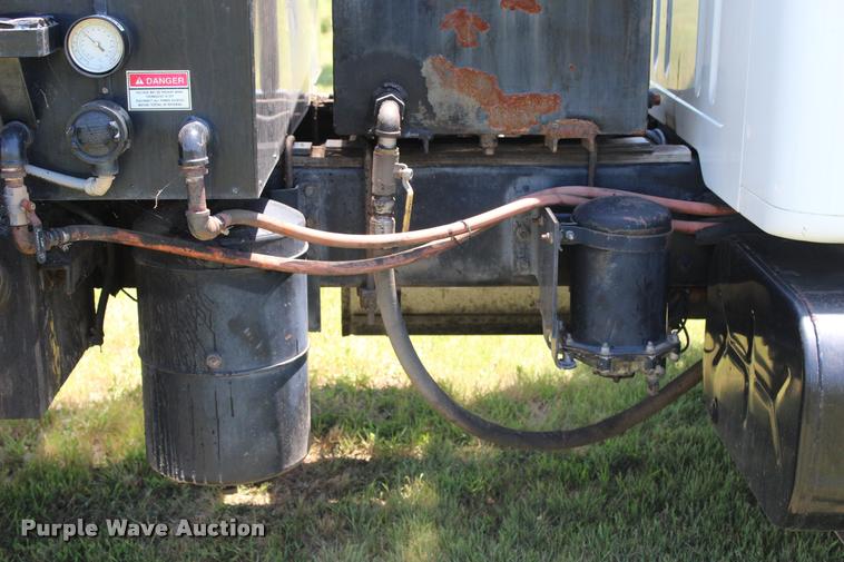 image for item L1967 2001 International 4900 asphalt patch truck