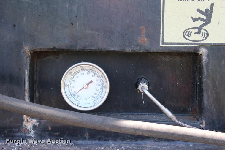 image for item L1967 2001 International 4900 asphalt patch truck