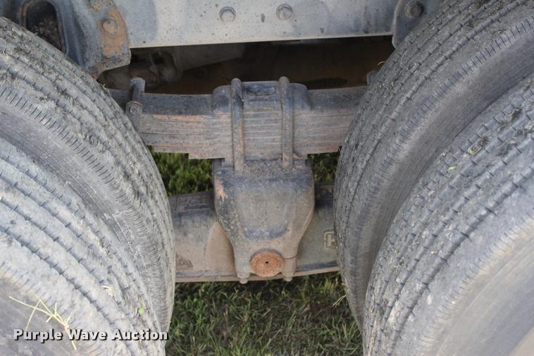 image for item L1967 2001 International 4900 asphalt patch truck