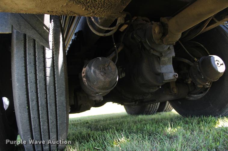 image for item L1967 2001 International 4900 asphalt patch truck