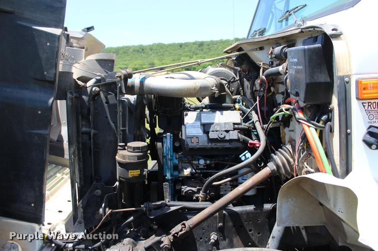 image for item L1967 2001 International 4900 asphalt patch truck