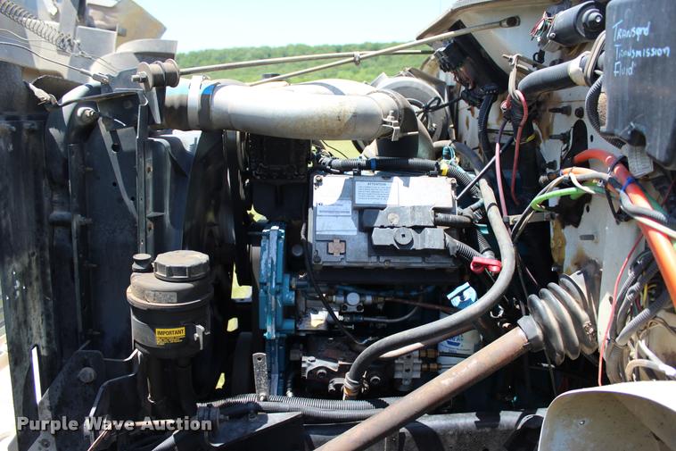 image for item L1967 2001 International 4900 asphalt patch truck