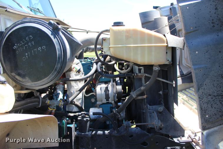 image for item L1967 2001 International 4900 asphalt patch truck