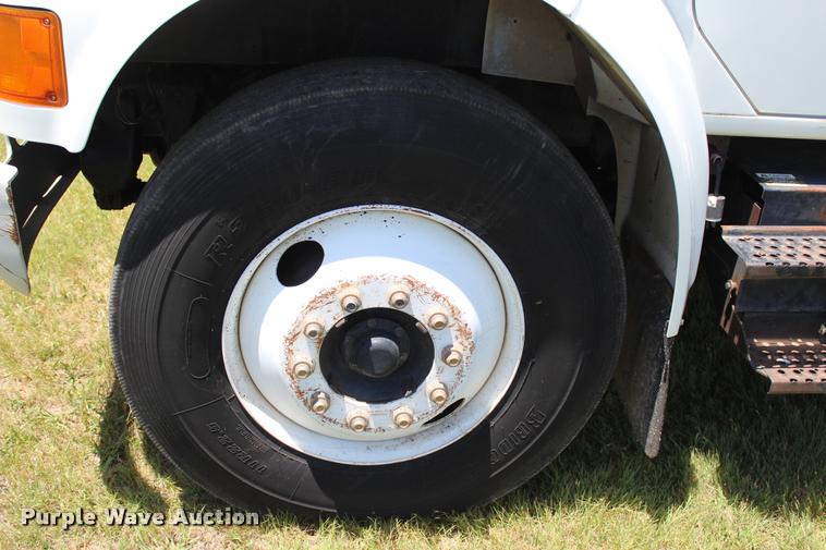 image for item L1967 2001 International 4900 asphalt patch truck