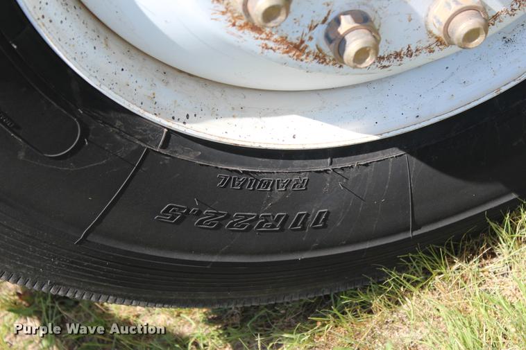 image for item L1967 2001 International 4900 asphalt patch truck