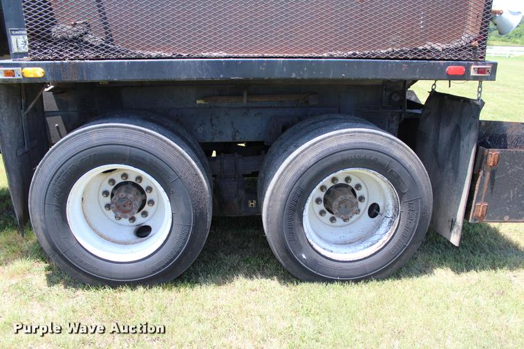 image for item L1967 2001 International 4900 asphalt patch truck