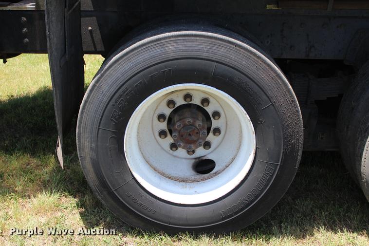 image for item L1967 2001 International 4900 asphalt patch truck