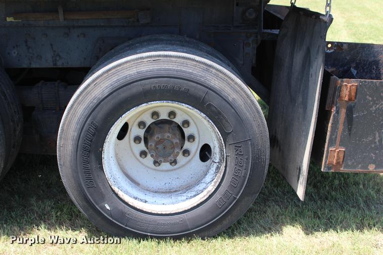 image for item L1967 2001 International 4900 asphalt patch truck