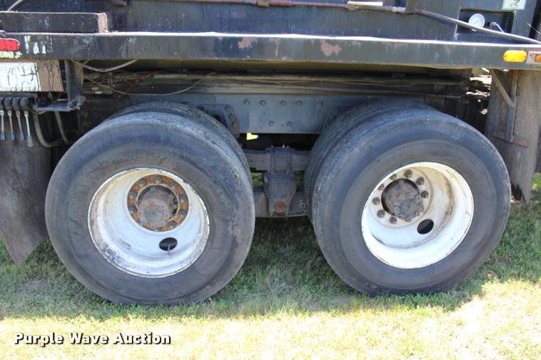 image for item L1967 2001 International 4900 asphalt patch truck