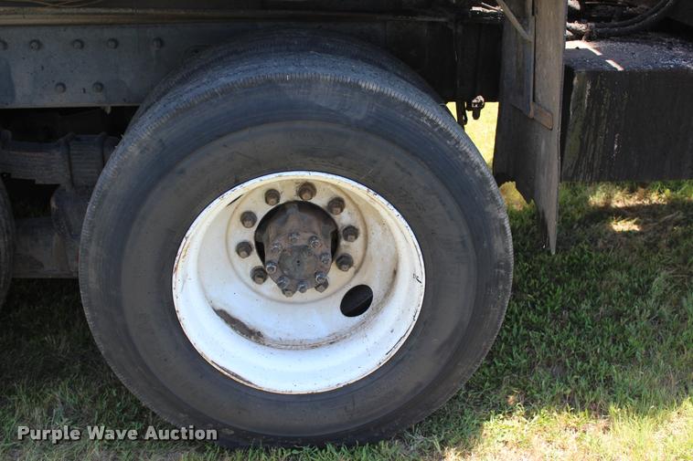 image for item L1967 2001 International 4900 asphalt patch truck