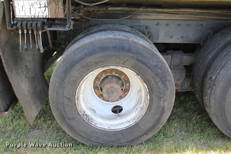 image for item L1967 2001 International 4900 asphalt patch truck