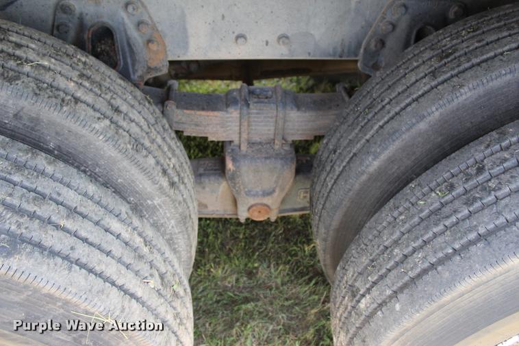 image for item L1967 2001 International 4900 asphalt patch truck