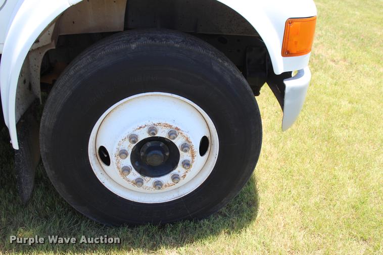 image for item L1967 2001 International 4900 asphalt patch truck