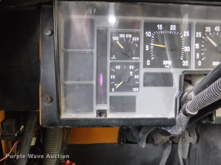 image for item CA9735 1992 International 3800 school bus