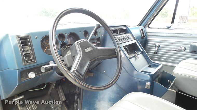 image for item DA7939 1986 Chevrolet G30 utility van