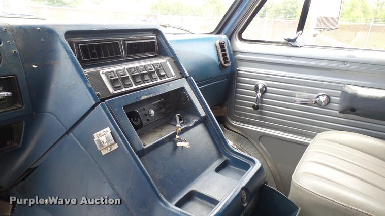 image for item DA7939 1986 Chevrolet G30 utility van
